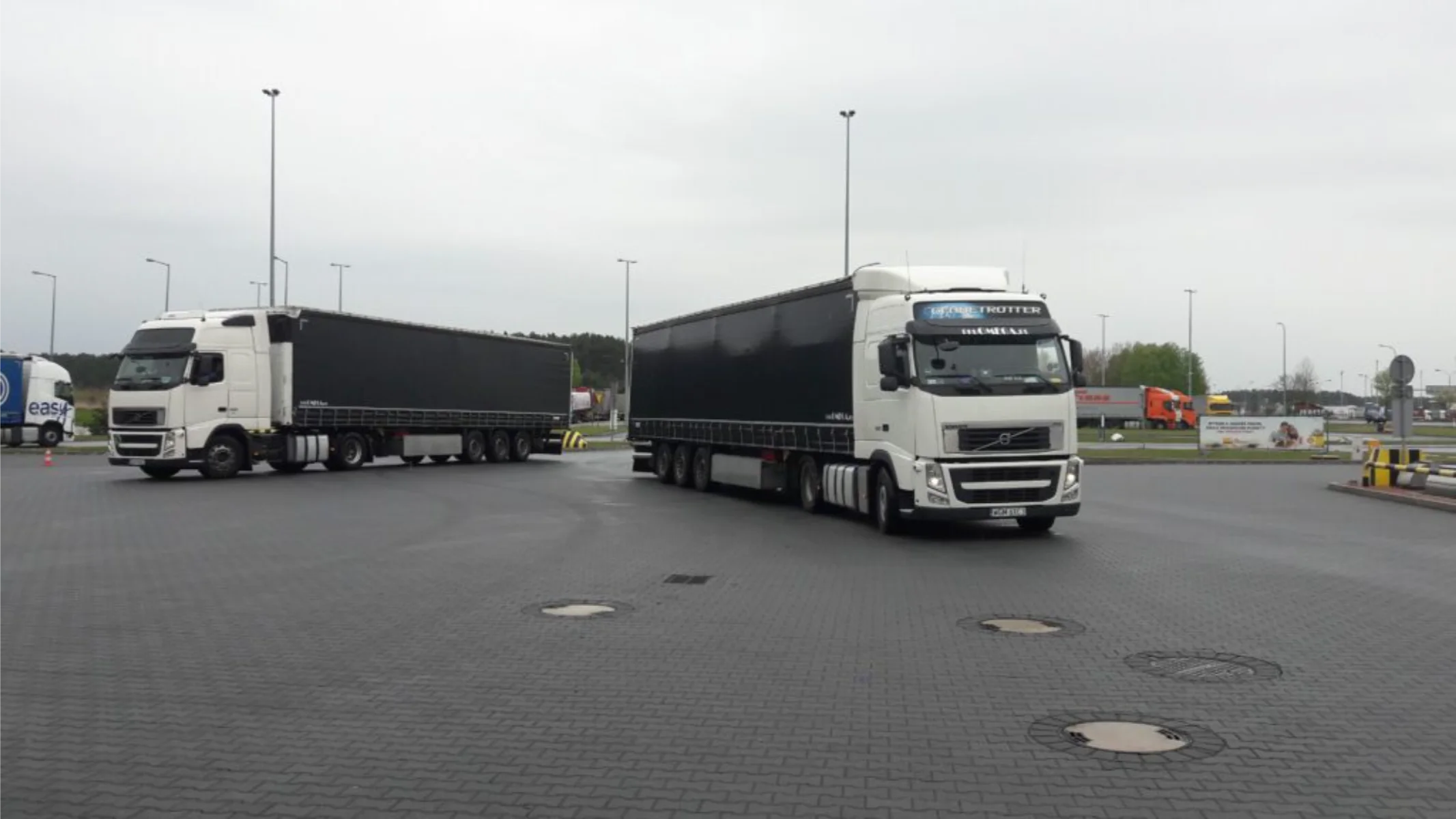 Dwa zestawy ciężarowe Omega podczas transportu