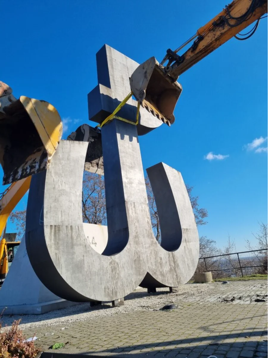Demontaż betonowej konstrukcji przy użyciu koparki