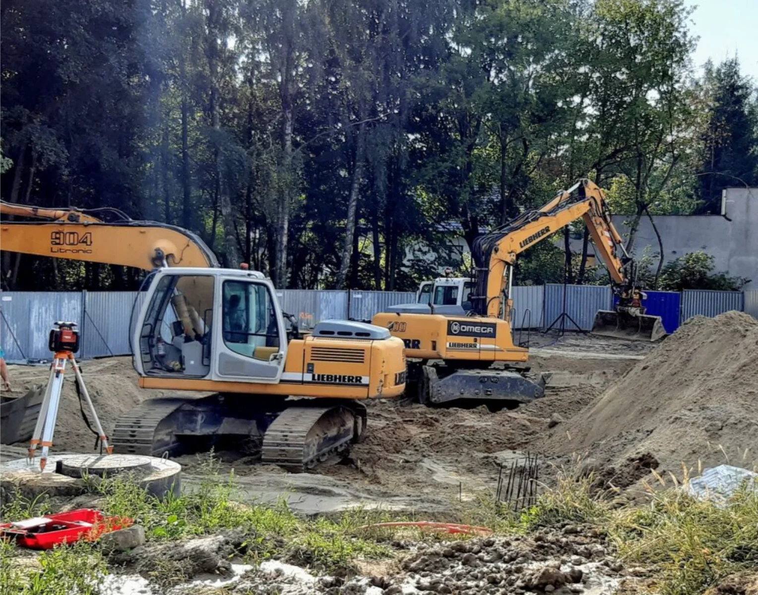 Prace ziemne o zmierzchu, sprzęt Omega na placu budowy